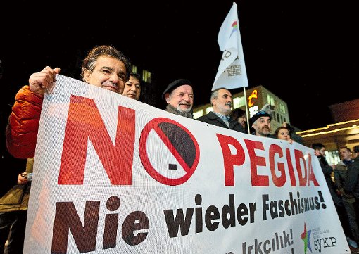 Wie in vielen Städten in ganz Deutschland machen  Initiativen, Kirchen und Parteien aus der Region am Montag in Villingen gegen die Pegida-Bewegung  mobil und zeigen mit einer Kundgebung Flagge  für Menschlichkeit  und gegen Fremdenfeindlichkeit. Foto: Kjer