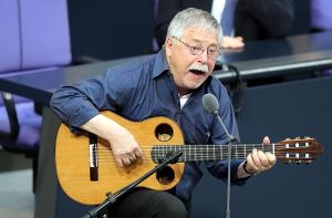 Der Liedermacher Wolf Biermann singt während der Gedenkveranstaltung zum 25. Jahrestag des Mauerfalls im Deutschen Bundestag in Berlin. Foto: dpa