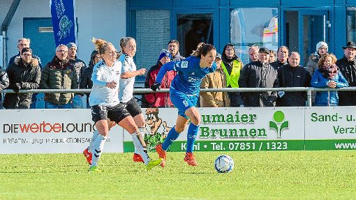 Sands bosnische Nationalspielerin Milena Nikolic (rechts) erzielte gegen Jena den entscheidenden Treffer. Foto: Künster Foto: Schwarzwälder-Bote