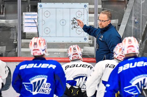 Nach anderthalb Jahren ist Schwenningens Sportdirektor Christof Kreutzer wieder Trainer. An der Tafel erklärt er den Wild-Wings-Spielern die nächste Trainingsübung. Foto: Sigwart