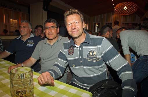 Neben den Spielern um Kapitän Vincenzo Marchese feierte auch Präsidiumsmitglied Guido Buchwald (rechts) auf dem Stuttgarter Frühlingsfest. Klicken Sie sich durch unsere Fotostrecke. Foto: Robin Rudel/7aktuell.de