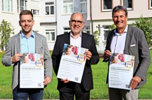 Landrat Klaus Michael Rückert (Mitte) wirbt gemeinsam mit Oliver Valha (links) und Ralf Bohnet für die Nachhaltigkeitskonferenzen im Kreis Freudenstadt. Foto: Landratsamt
