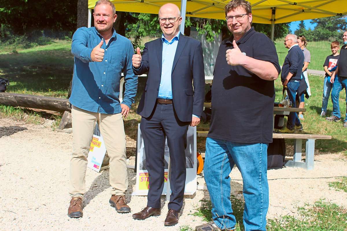 Daumen hoch: Die FDP-Politiker Andreas  Glück und  Michael Theurer sowie der Direktkandidat für die Bundestagswahl, Stephan Link (links), blicken optimistisch auf den Wahlausgang am 26. September. Foto: Fotos: Breisinger