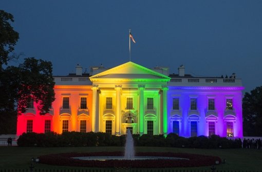 Das Weiße Haus in den USA erstrahlt in bunten Farben nach dem Urteil des Supreme Court zur Homo-Ehe.  Foto: EPA