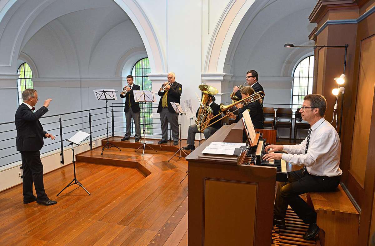 Zu Meinrad Löffler (links) und Rudi Schäfer zieht auch das Blechbläser-Quintett der Stadtmusik für einige Stücke hinauf auf die Empore. Foto: Fritsche