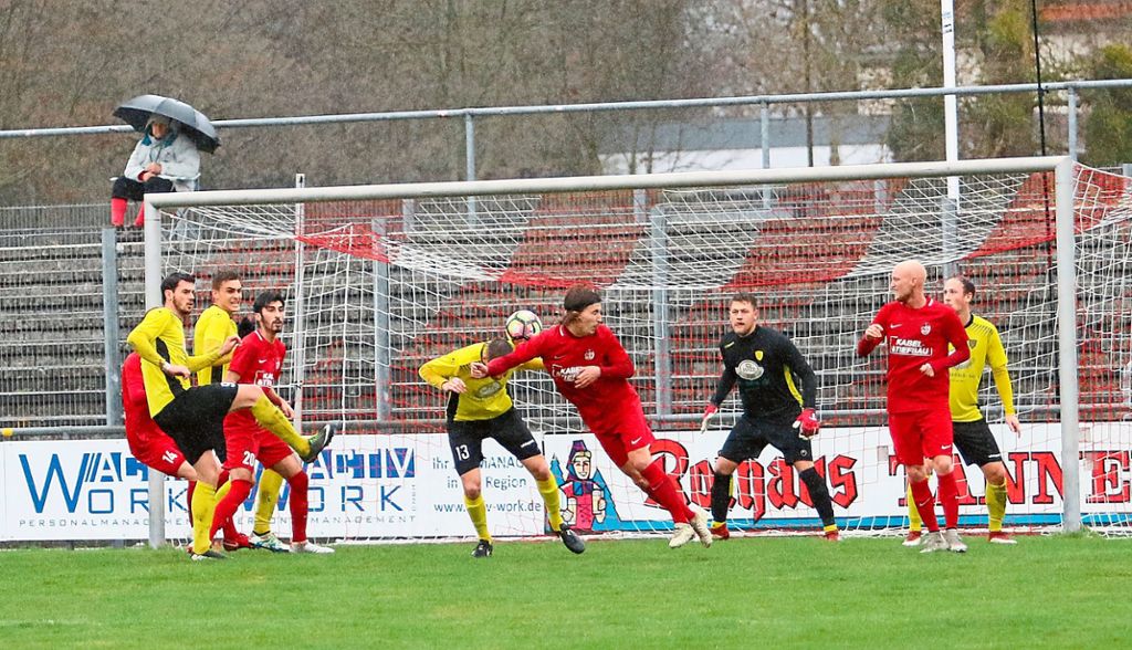 Louis Beiser-Biegert (Mitte, in Rot) ezielte in der 21. Minute per Kopf das 1:0 für die überlegenen Offenburger. Foto: Jörger