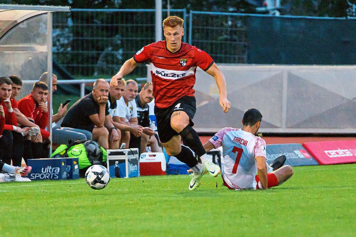 Laurin Curda und die TSG Balingen trennten sich von den Kickers Offenbach mit einem 1:1-Unentschieden. Foto: Löffler