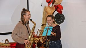 Hannah und Salome Kimmig umrahmen die Eröffnungsfeier der Strohmanufactur in Schonach  musikalisch. Foto: Claudius Eberl