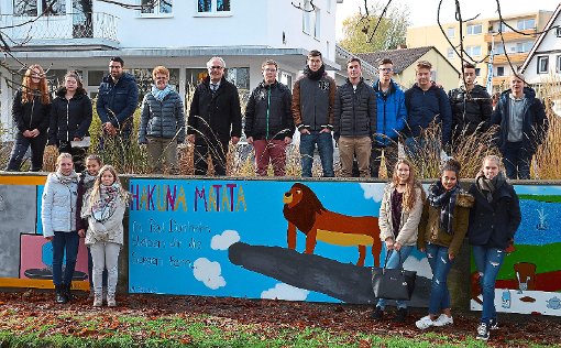 Stolz sind die Zehntklässler der Realschule am Salinensee auf ihre gelungenen Kunstwerke, mit denen die Betonmauer an der Stillen Musel verschönert wird. Foto: Kaletta Foto: Schwarzwälder-Bote