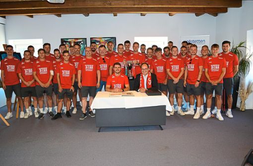 Die Fußballer des SC Hofstetten zu Besuch im Rathaus bei Bürgermeister Martin Aßmuth. Foto: Wölfle