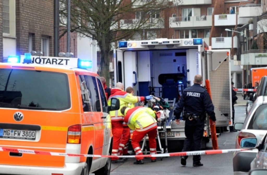 Rettungskräfte stehen in Mönchengladbach vor einem Haus. Bei einer Familientragödie ist eine Frau getötet worden.