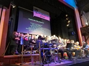 Der Chor CarmeleonsPlus und die Band Joyful Noises bim Konzert in der Rottenburger Festhalle Foto: Steinmetz Foto: Schwarzwälder Bote