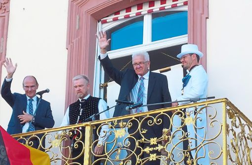 Ministerpräsident Winfried Kretschmann (Zweiter von rechts) bedankte sich bei Offenburgs OB Marco Steffens (rechts) für die Ausrichtung der diesjährigen Heimattage. Foto: Armbruster