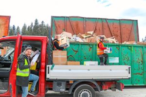 Drei Container füllten die freiwilligen Helfer bis oben hin mit Altpapier und Kartonagen.Foto: Geisel Foto: Schwarzwälder Bote