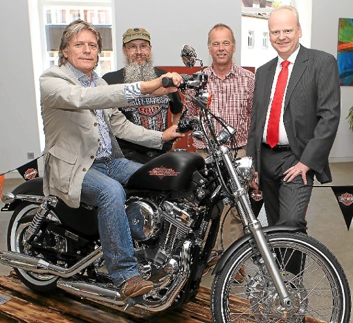 Freuen sich über die Harley (von links): Bernd Höfler, Gernot Matthies, Christian Frese, Jürgen Jauch. Foto: R. Müller Foto: Schwarzwälder-Bote