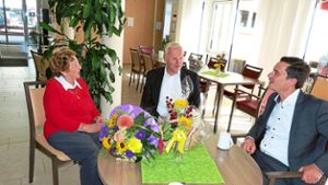 Gertrude Sauer im Gespräch mit  Horst Martin (Mitte) und Klaus Mack.  Foto: Stadt Foto: Schwarzwälder Bote