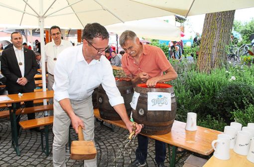 Fassanstich mit Rottenburgs Oberbürgermeister Stephan Neher und Doc’s Bier. Foto: Baum