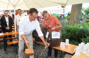 Fassanstich mit Rottenburgs Oberbürgermeister Stephan Neher und Doc’s Bier. Foto: Baum