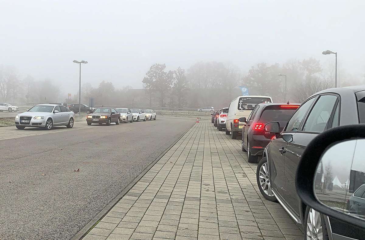 Der Parkplatz des Hofguts Domäne in Hechingen ist zwischenzeitlich zu klein geworden für die hohe Testnachfrage. (Archivbild) Foto: Kauffmann