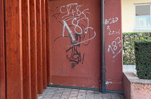 Unter anderem Schmierereien an der Wand am Evangelischen Gemeindehaus: Vandalismus ist in Friesenheim immer wieder Thema. Die Jugend hat sich dem Thema nun angenommen und mögliche Präventionsmaßnahmen erarbeitet. Foto: Bohnert-Seidel