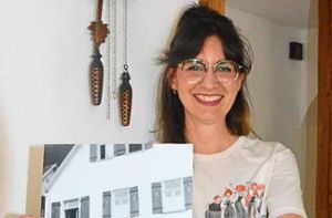 Manuela Roth mit einem von ihr designten T-Shirt mit Schwarzwaldmädels. Zudem werden Motive ihrer Großeltern Monika und Guido Broghammer schon bald zur Mode. Foto: Dold
