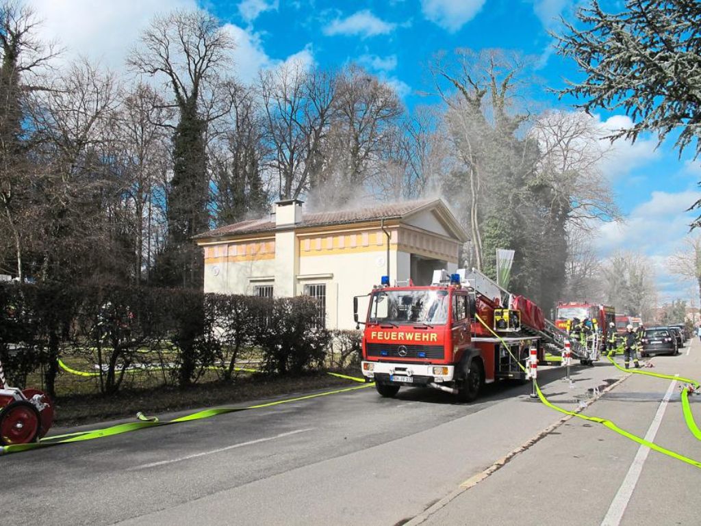 Mächtige Rauchwolke schwebten beim Eintreffen der Feuerwehr am Sonntagmittag über dem Weißen Häusle. Um den Brand zulöschen mussten einige Dachziegel entfernt werden. Auch ein Großteil des Inventars wurde durch das Feuer zerstört und beschädigtund musste im Fürstengarten gelöscht werden.