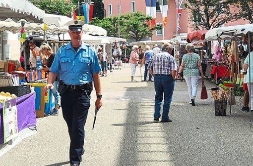 Marktmeister Hermann Fengler achtet beim Sommermarkt auf die Einhaltung der Abstandsregeln. Foto: Stadtverwaltung