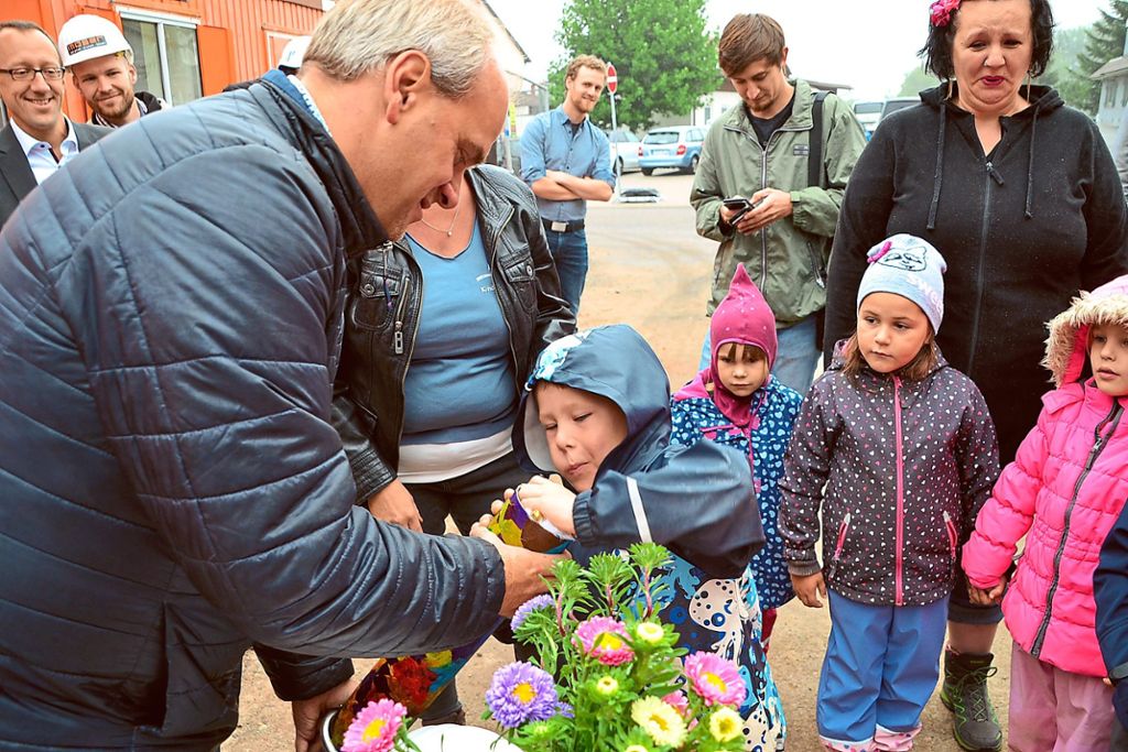 Gemeinsam mit den Kindern befüllte Bürgermeister Matthias Leyn die Zeitkapsel, die in eine Wand des  neuen Kindergarten eingemauert wurde. Fotos: Kunert