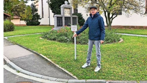 Rudi Rest, Mitglied des Arbeitskreis Historie, zeigt den Platz wo einst das erste Kriegerdenkmal stand. Foto: Rest