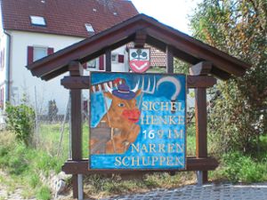 Seit 25 Jahren lädt das Schild zur Sichelhenke der Narrenzunft Eutingen ein.  Foto: Beuter Foto: Schwarzwälder Bote