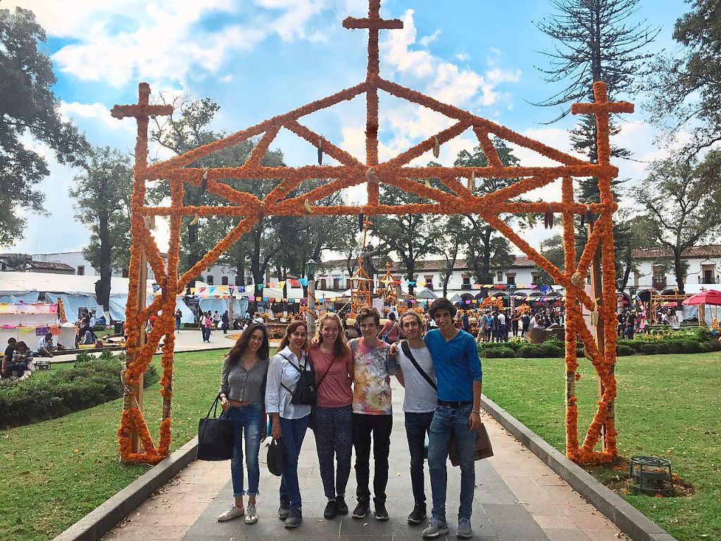 Charlotte Auel (Dritte von links) mit ihrer mexikanischen Gastfamilie in der  geschmückten Stadt Pátzcuaro