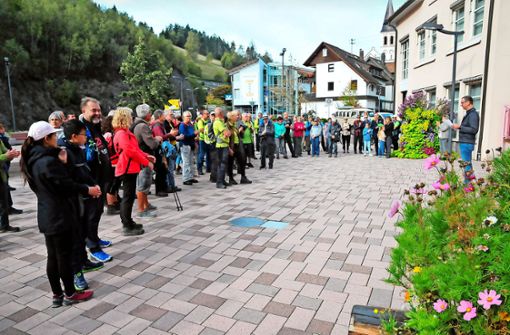 Jürgen Leichtle eröffnet die Augenblick-Runde vor dem Rathaus Lauterbach. Foto: Ziechaus