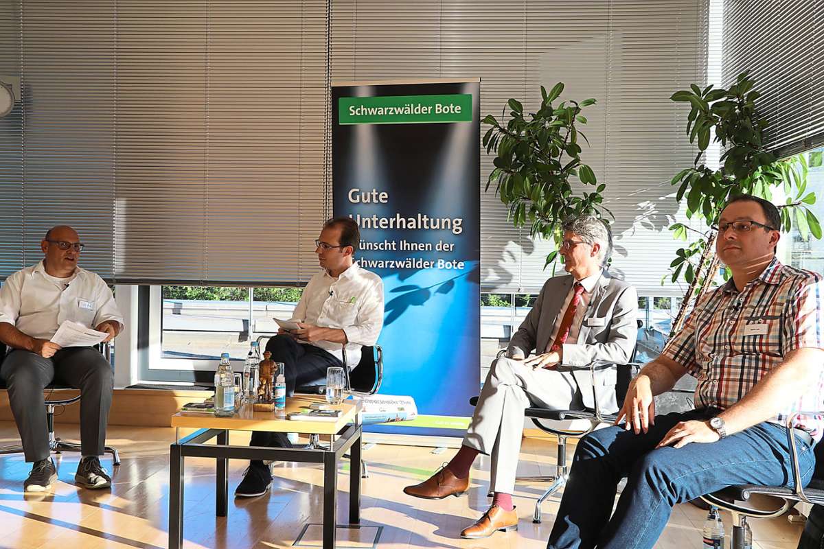 Alexander Kauffmann (Zweiter von links) moderiert den Live-Wahltalk mit Friedbert Dieringer (links), Armin Pioch (Dritter von links) und Martin Hall (rechts).