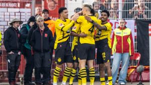 Die BVB-Spieler feiern den Sieg bei Union Berlin. Foto: Andreas Gora/dpa