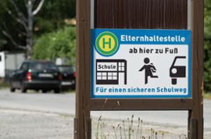 Ein Schild mit der Aufschrift „Elternhaltestelle“ steht auf einem Parkplatz im sächsischen Bielatal. Elterntaxis sind seit Jahren ein umstrittenes Thema. Foto: dpa/Sebastian Kahnert