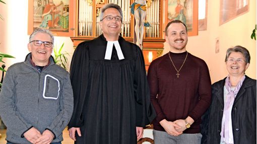 Armin Schwarz (von links), Pfarrer Oliver Velm, Timo Walz und Hildegard Fleischmann Foto: Kirchengemeinde