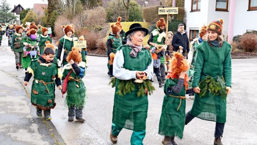 Beim kleinen Umzug der Bläserjugend in Neuhausen wirkten auch die Moos-Wichtel des Kindergartens Zauberwald mit. Foto: Karlheinz Hoffmann