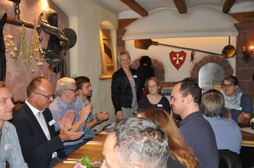 Ulrike Lambart, Geschäftsführerin der Lahrer Zeitung bedankt sich bei den Mitarbeitern für die zahlreiche Teilnahme und freut sich auf einen schönen gemeinsamen Abend.  Foto: Schwannauer