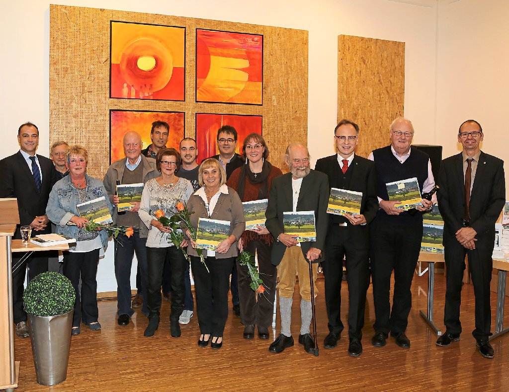 Mitautoren und Mitwirkende freuten sich, dass   das Ebershardter Heimatbuch der Öffentlichkeit präsentiert wurde.   Foto: Priestersbach Foto: Schwarzwälder-Bote