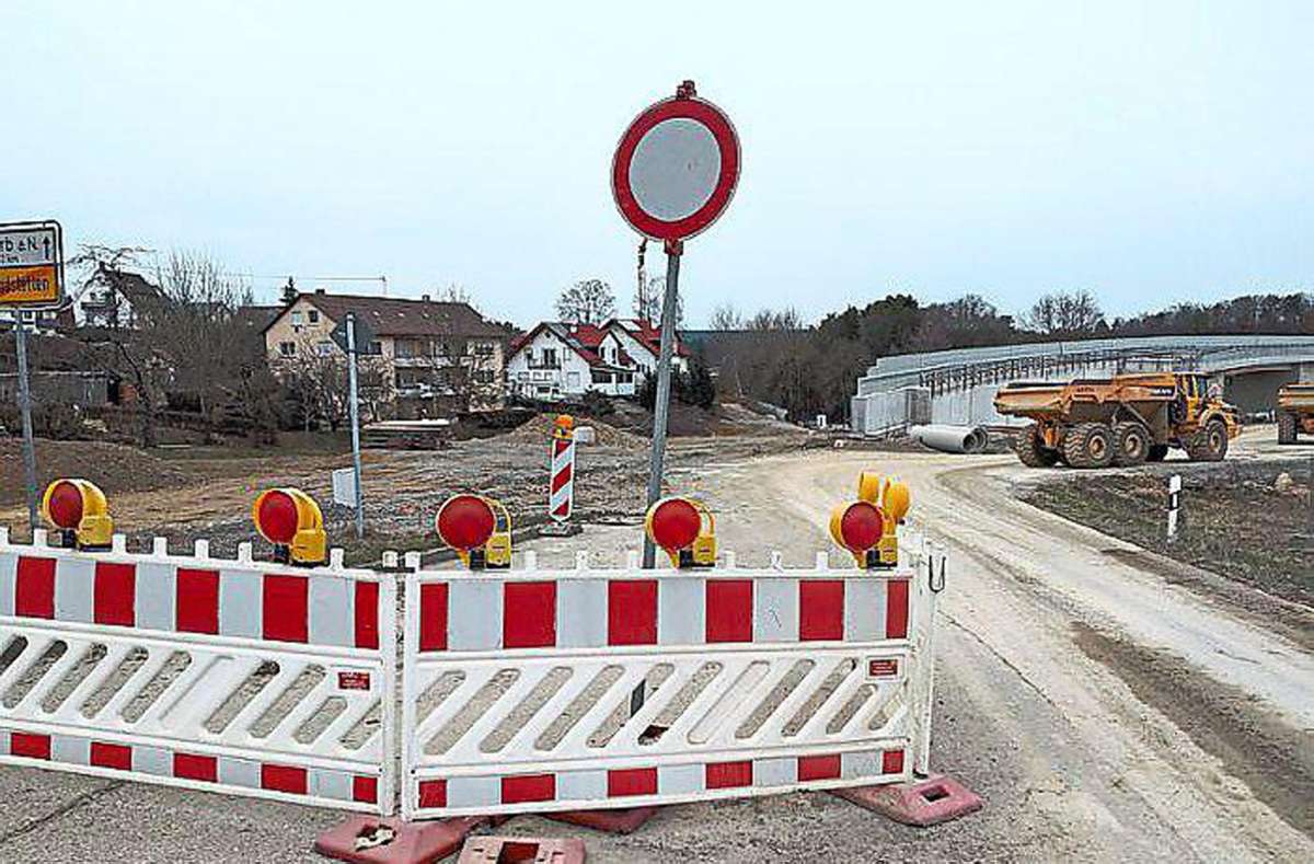 Keine Durchfahrt: Der Bau der Hochbrücke lässt derzeit keine direkte Fahrt von Nordstetten nach Horb und umgekehrt zu – bis Sommer 2022. Foto: Lück