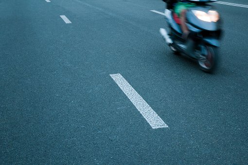 Ordentlich strapaziert haben dürfte ein Rollerfahrer seine Reifen in Haslach. (Symbolfoto) Foto: Olga Kovalenko/ Shutterstock