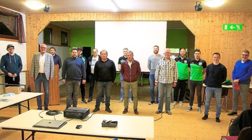 Langjährige  Mitglieder des Grün-Weiß Ottenbronn mit den neuen und ausgeschiedenen Vorstandsmitgliedern.Foto: Kraushaar Foto: Schwarzwälder Bote