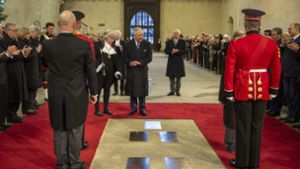 Britischer Monarch enthüllt Gedenktafel für Queen