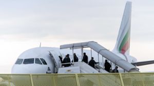 Abgelehnte Asylbewerber steigen bei einer Sammelabschiebung ins Flugzeug. Foto: dpa/Daniel Maurer