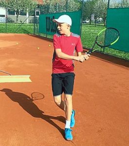 Marc Mail vom TC Bochingen mischt bei der U16 um den Badenova-Cup mit.  Foto: Bihler Foto: Schwarzwälder Bote