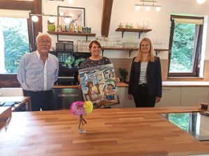 Gerd Woreschke, Susanne Schober (Mitte) und Ortsvorsteherin Jacqueline Jakob im neu eröffneten Café im Kloster Hirsau. Foto: Rousek