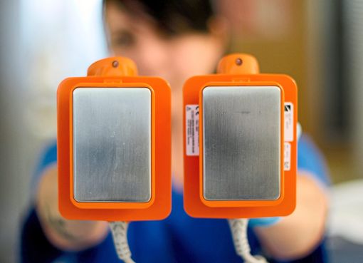Eine Krankenschwester hält die Strompads von einem Defibrillator. In Neukirch soll dieser Schockgeber bald für Jedermann zugänglich Leben retten können.    Foto: Bockwoldt Foto: Schwarzwälder Bote
