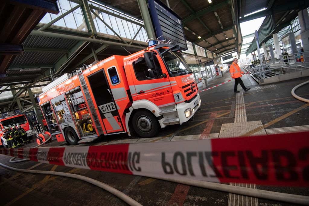 Wegen eines Feuerwehreinsatzes ist der Stuttgarter Hauptbahnhof am Dienstagmorgen gesperrt worden. Der Zugverkehr wurde komplett eingestellt, wie ein Sprecher der Bundespolizei sagte.