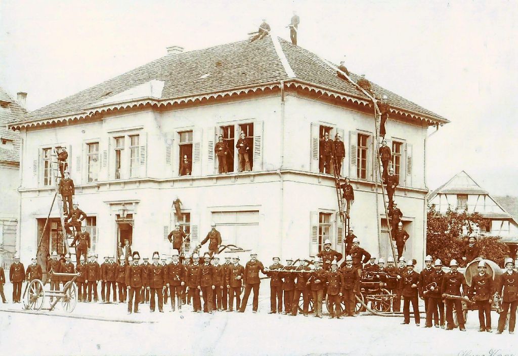 Die Ichenheimer Feuerwehr – das Foto entstand vor 1900 – in, auf und vor dem Rathaus