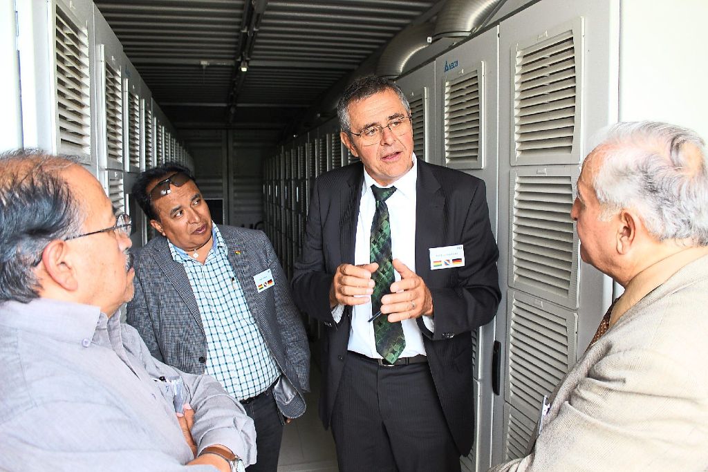 Franz Josef Kuhn als international anerkannter Solarexperte erklärt den bolivianischen Delegationsteilnehmern die Besonderheiten der Anlage Solarpark Fischbach.  Foto: Bantle Foto: Schwarzwälder-Bote